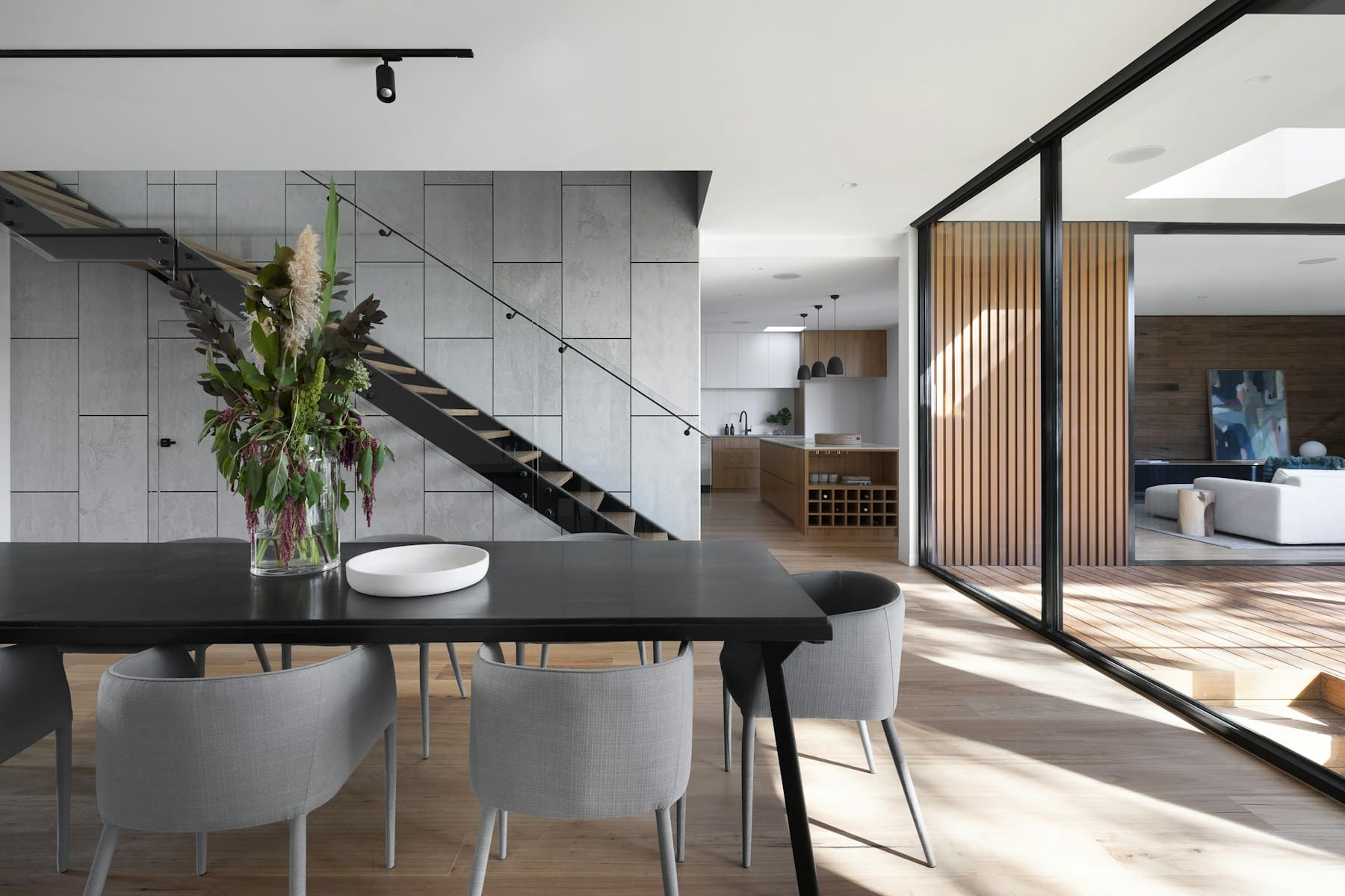 Une salle à manger contemporaine ouverte sur le salon