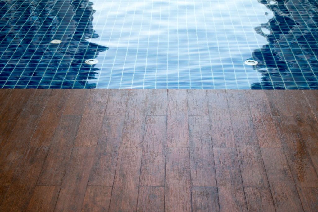 Comment entretenir le bois d'une piscine hors sol ? | Cocon Douillet